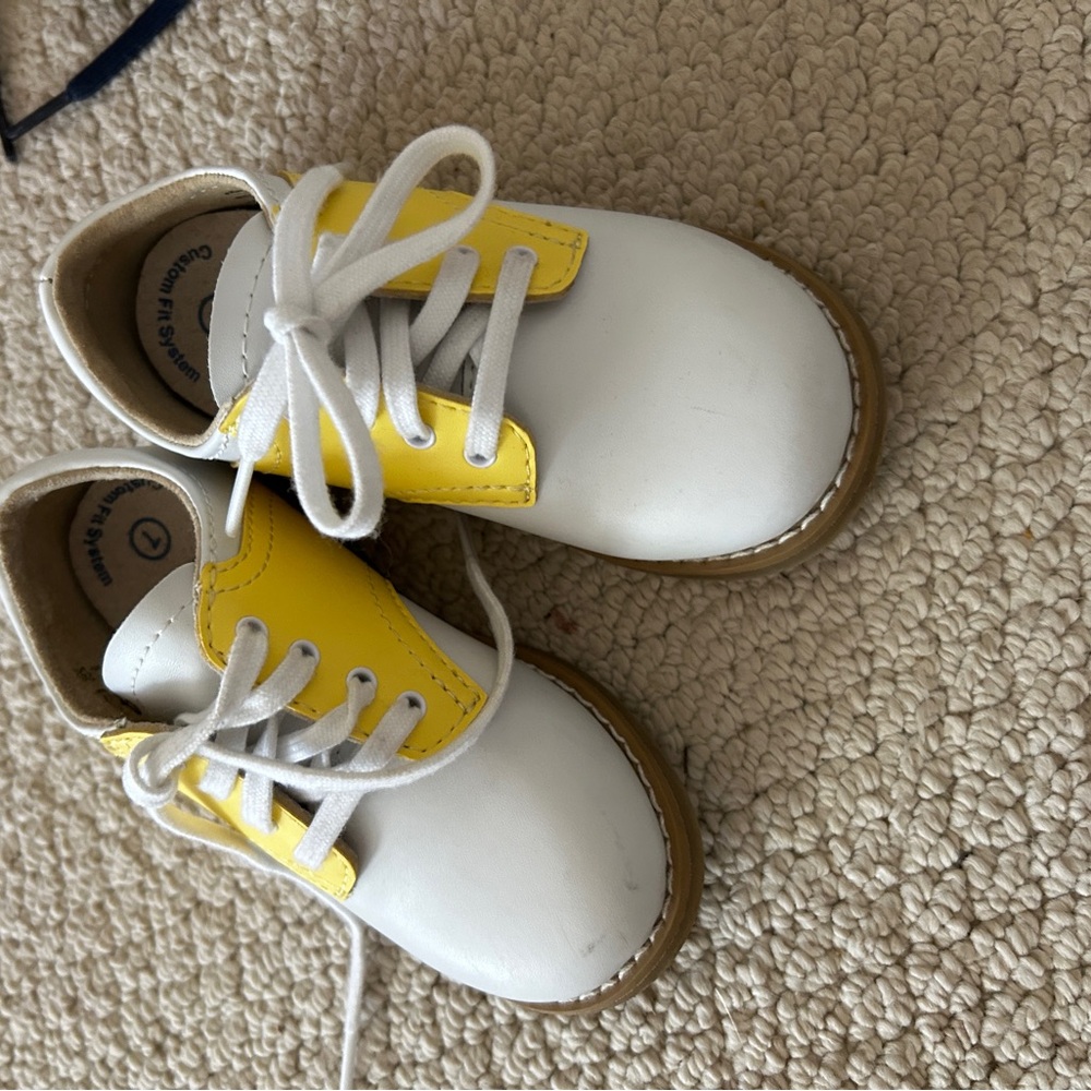 FootMates White and Yellow Dress Shoes with Classic Design